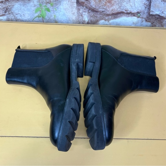 STUART WEITZMAN Black Leather Chelsea Boots, 6B - Picture 9 of 13